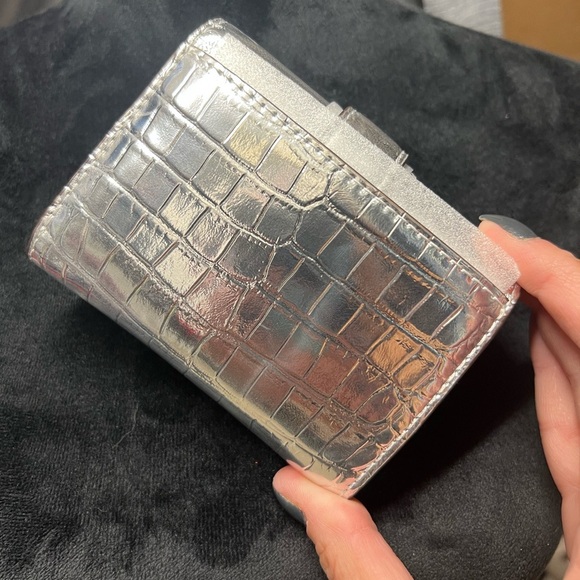 🔥NWT- Micheal Kors Carmen Medium Metallic Crocodile Embossed Tri-Fold Wallet🔥 - Picture 10 of 13